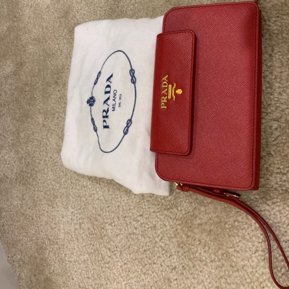 Red Prada wallet on chain - Picture 8 of 8